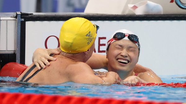 加拿大的玛格丽特・麦克尼尔（右）在100 米蝶泳决赛夺金，获得瑞典运动员的莎拉・舍斯特伦的祝贺。