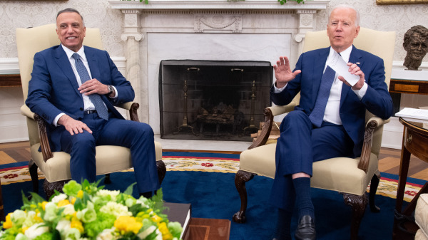 图为2021年7月26日，乔．拜登（Joe Biden，右）在白宫会见伊拉克总理穆斯塔法．卡迪米（Mustafa al Kadhimi，左）