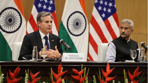 2021年7月28日，美国国务卿布林肯在印度新德里与印度外交部长苏杰生（Subrahmanyam Jaishankar）举行联合新闻会。（图片来源： JONATHAN ERNST/POOL/AFP via Getty Images）