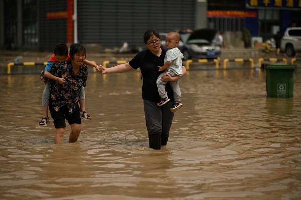 郑州水灾，污水也浮出水面