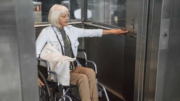 乘坐轮椅到电梯的残疾人