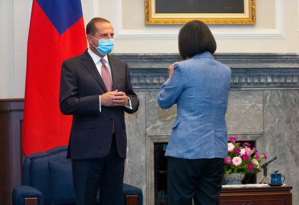 圖為2020年8月10日，時任川普政府的美國衛生部部長亚历克斯·阿扎尔（Alex Azar）訪問台灣並會見了台灣總統蔡英文，這成為自1979年以來美國對台灣的最高級別訪問。 