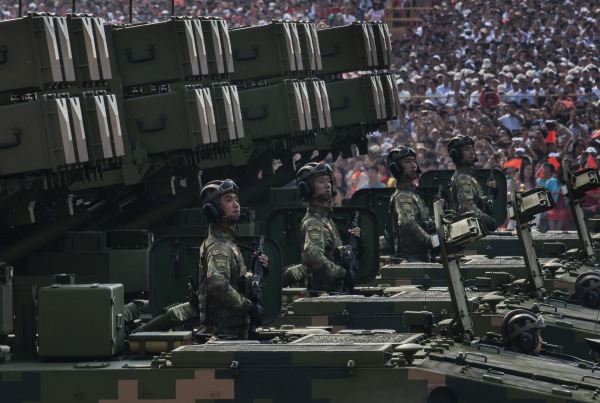 图为2019年10月1日，中共在北京举行阅兵时展示的移动火箭发射器。 