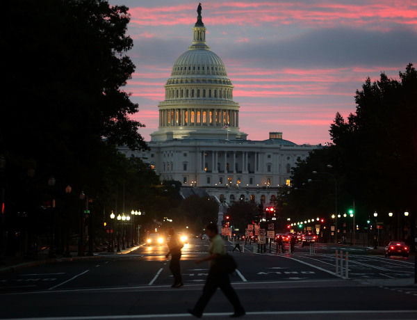  2013年10月17日早晨，在朝阳升起之前的美国国会山。（图片来源：Mark Wilson/Getty Images）