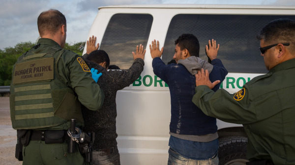 被美国边境巡逻队逮捕的非法移民，他们在德克萨斯州的里奥格兰德河谷地区从墨西哥偷越边境进入美国。