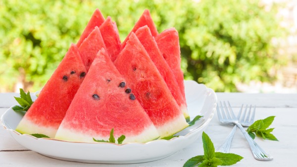 炎热的夏天来一片西瓜，不仅多汁解渴又消暑气，也有很好的营养价值。