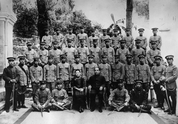 1922年，孫中山、宋慶齡在廣州與總統府衛隊官兵合影