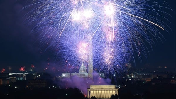 2021年7月4日，华盛顿DC举行绽放烟花活动庆祝美国独立日。（图片来源：ROBERTO SCHMIDT/AFP via Getty Images）