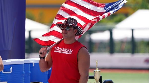2021年7月4日，一名紐約人扛著美國國旗。（圖片來源：John Lamparski/Getty Images）