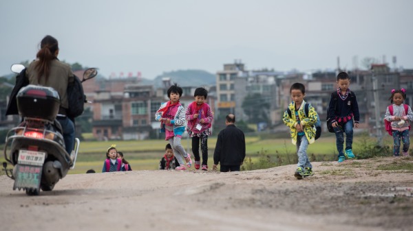 示意图：中国小学生上学的路上（图片来源：gettyimages）