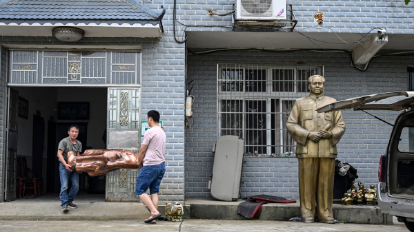 2021年5月27日，在湖南韶山，一家工厂的工人们正在搬毛泽东雕像。当局关于中共建党百年的宣传正在进入前所未有的力度。（图片来源：JADE GAO/AFP via Getty Images）