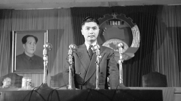 1951年10月31日第一屆全國政協第三次會議上，工商界代表榮毅仁在發言