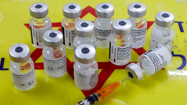 7月5日，为应对COVID-19变异病毒株Delta，以色列官方推广和鼓励青少年接种疫苗。图为BNT疫苗。