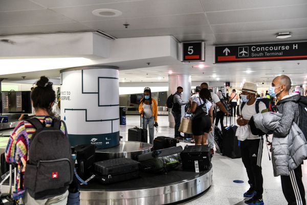 图为2021年5月26日，迈阿密国际机场的到达旅客在等待行李。（图片来源：Chandan Khanna/AFP via Getty Images）