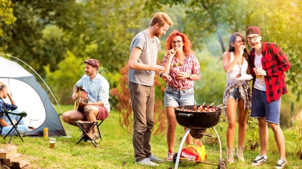 一群朋友在吃燒烤野餐