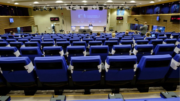欧盟在比利时布鲁塞尔举行有关COVID-19疫情新闻记者会。