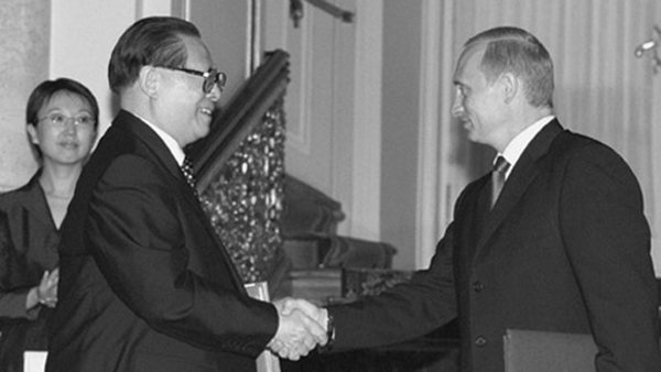 江泽民与普京2001年7月16日签署《中俄睦邻友好合作条约》后握手。（图片来源：Kremlin.ru/Wikipedia/CC BY 4.0）