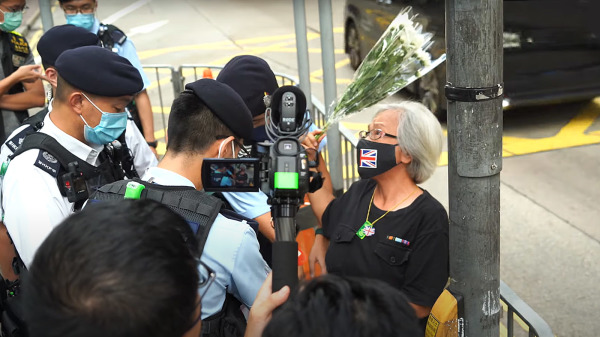 2021年7月7日，梁健辉义士头七，王婆婆去铜锣湾悼念，遭到警方截查。（图片来源：视频截图）
