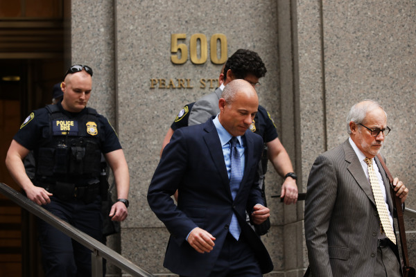 圖為2019年5月28日，邁克爾．阿文納蒂（Michael Avenatti，穿藍西服者）在紐約為他涉嫌的欺詐丹尼爾斯案和勒索耐克案參加聽證會後走出法院。