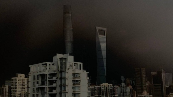 7月8日，上海南京同现白昼变黑夜异象，图为上海（图片来源：微博）
