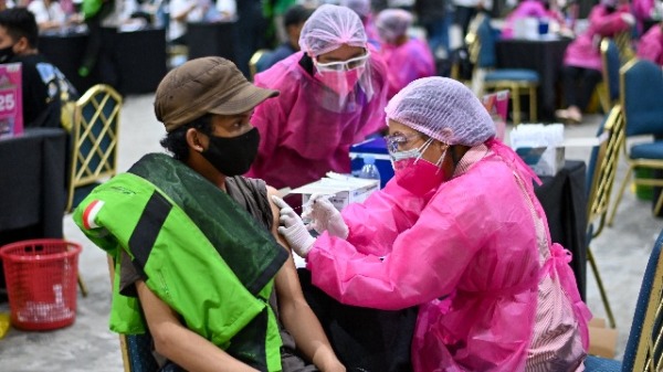 7月31日， 一名印尼男子在接种疫苗