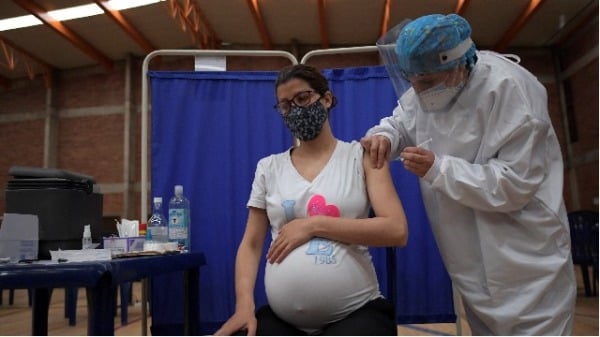 一名孕妇在接种COVID-19病毒疫苗