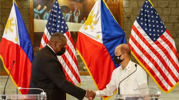 2021年7月30日，美国国防部长奥斯汀（Lloyd Austin）出访菲律宾，在马尼拉与菲防长Delfin Lorenzana见面（图片来源：ROLEX DELA PENA/POOL/AFP via Getty Images）