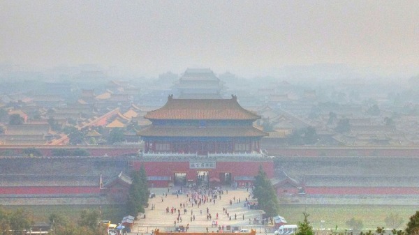 雾霾下的北京紫禁城。(16:9)