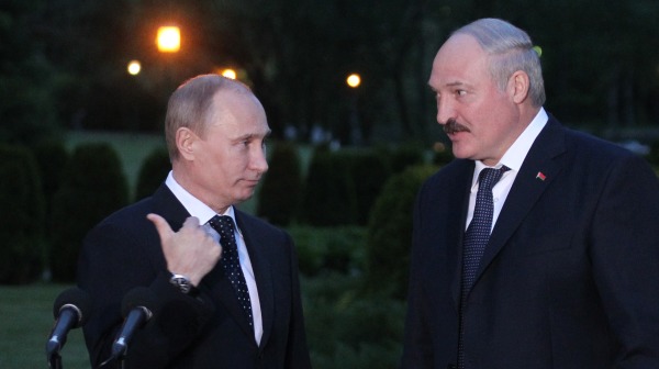 俄罗斯总统弗拉基米尔．普京（Vladimir Putin）和白俄罗斯总统亚历山大．卢卡申科（Alexander Lukashenko）在白俄罗斯明斯克举行新闻发布会