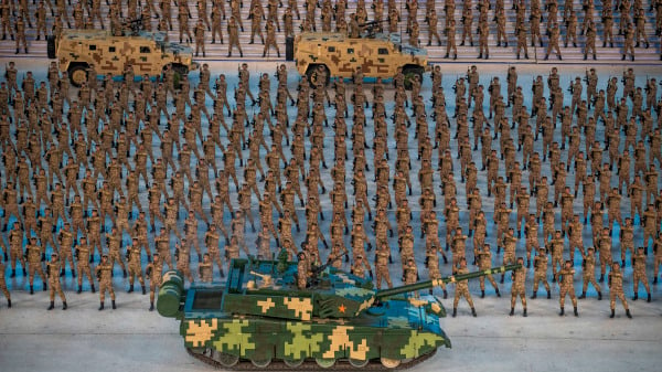 2021年6月28日，在北京鸟巢举行的建党百年晚会上，一辆坦克从身着军装的表演者身边驶过。