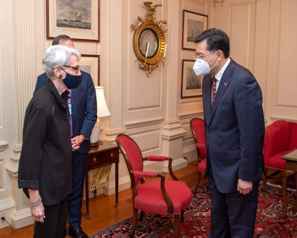 2021年8月12日，美国副国务卿温迪・谢尔曼（Wendy Sherman）在美国国务院接见了新任的中共驻美大使秦刚。 