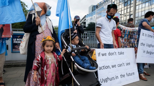 维吾尔族人在比利时布鲁塞尔的中国银行附近示威，谴责中共种族灭绝。