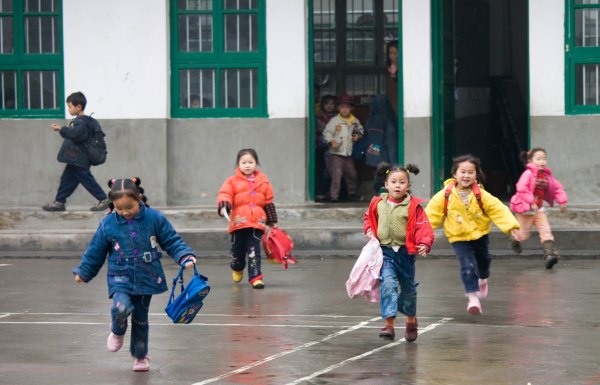 中國的小孩們下課後飛奔出教室。