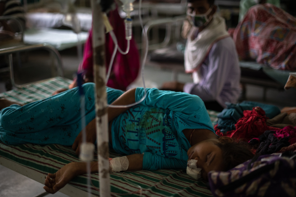 印度一名感染毛霉菌的病人躺在病床休息