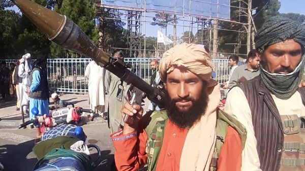 2021年8月13日，一名塔利班武装分子在阿富汗第三大城市赫拉特的路边拿着一枚火箭榴弹。