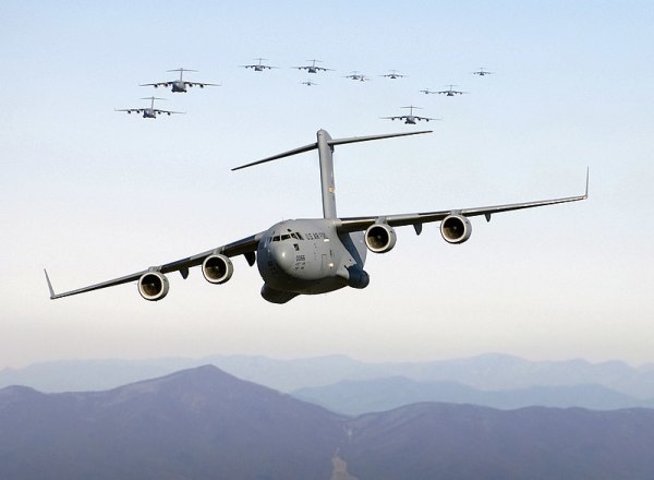 2005 年 12 月，美国空军 C-17 飞越美国东部的蓝岭山脉