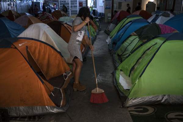 图为2020年4月3日，墨西哥靠近美墨边境的小城蒂华纳（Tijuana）的一个移民收容中心，这里住有很多向美国寻求庇护的人，根据川普政府的政策，他们留在墨西哥等待结果。（图片来源：GUILLERMO ARIAS/AFP via Getty Images）