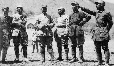 1942年，朱德(右三)、賀龍(右四)在王震(右二)陪同下，視察南泥灣。（圖片來源：共有領域）