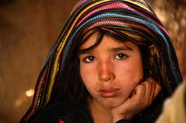 2018年5月30日，阿富汗赫拉特郊区难民营内一名流离失所的女孩。