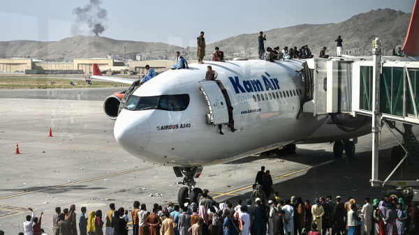 在塔利班进入喀布尔后，成千上万的人涌入该市的国际机场，登上飞机试图逃离阿富汗