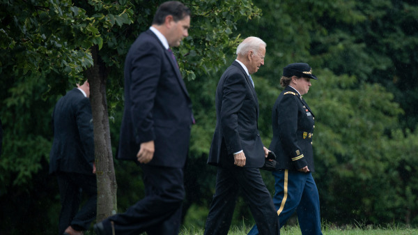 拜登（Biden）在白宮就塔利班接管阿富汗一事向全美發表講話後，步行前往海軍陸戰隊一號登機