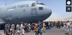 场面震撼640名阿富汗平民挤爆美军机出逃(图视频)