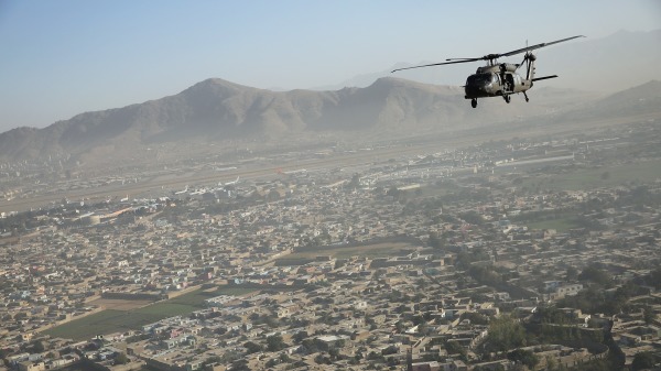 2014年，黑鷹在喀布爾上空