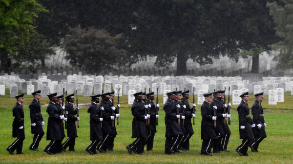 2021年8月16日，在弗吉尼亞州阿靈頓國家公墓第60區，衛兵們正在為一位陣亡士兵舉行最高軍事榮譽的葬禮。第60區埋葬著犧牲在伊拉克、阿富汗的美國士兵們。（圖片來源：OLIVIER DOULIERYAFP via Getty Images）