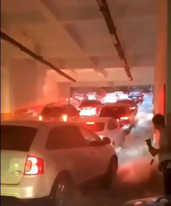 鄭州水災中，車輛被堵