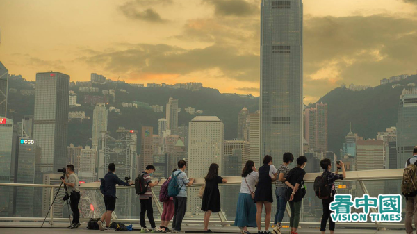 香港维多利亚港黄昏日落景色。（图片来源：庞大卫/看中国）