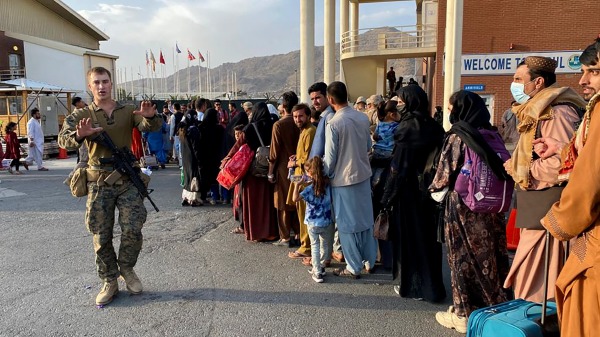 图为2021年8月19日，阿富汗喀布尔机场，希望前往美国生活的阿富汗人排队等待航班。