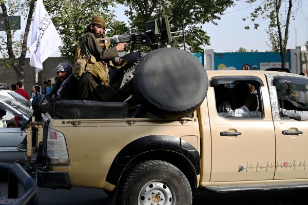 图为2021 年 8 月 19 日，塔利班武装分子把武器架在车上，在阿富汗首都喀布尔的街道上出行。
