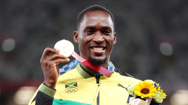 在東京奧運男子110公尺跨欄項目奪金的31歲牙買加田徑好手帕奇曼，因為搭錯公車獲「東奧天使」搭救，之後順利獲得金牌。