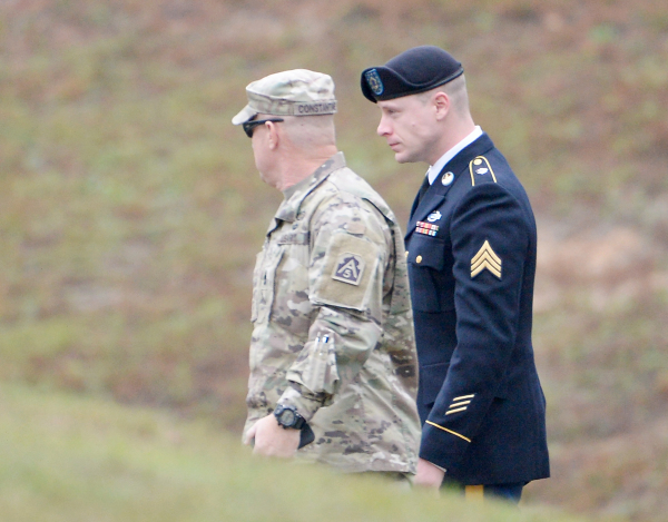 图为2017年10月23日，美军阿富汗逃兵鲍裔・伯格达尔（Bowe Bergdahl，右）去北卡罗来纳州布拉格堡（Fort Bragg）的军事法庭，参加对他的量刑听证会。 